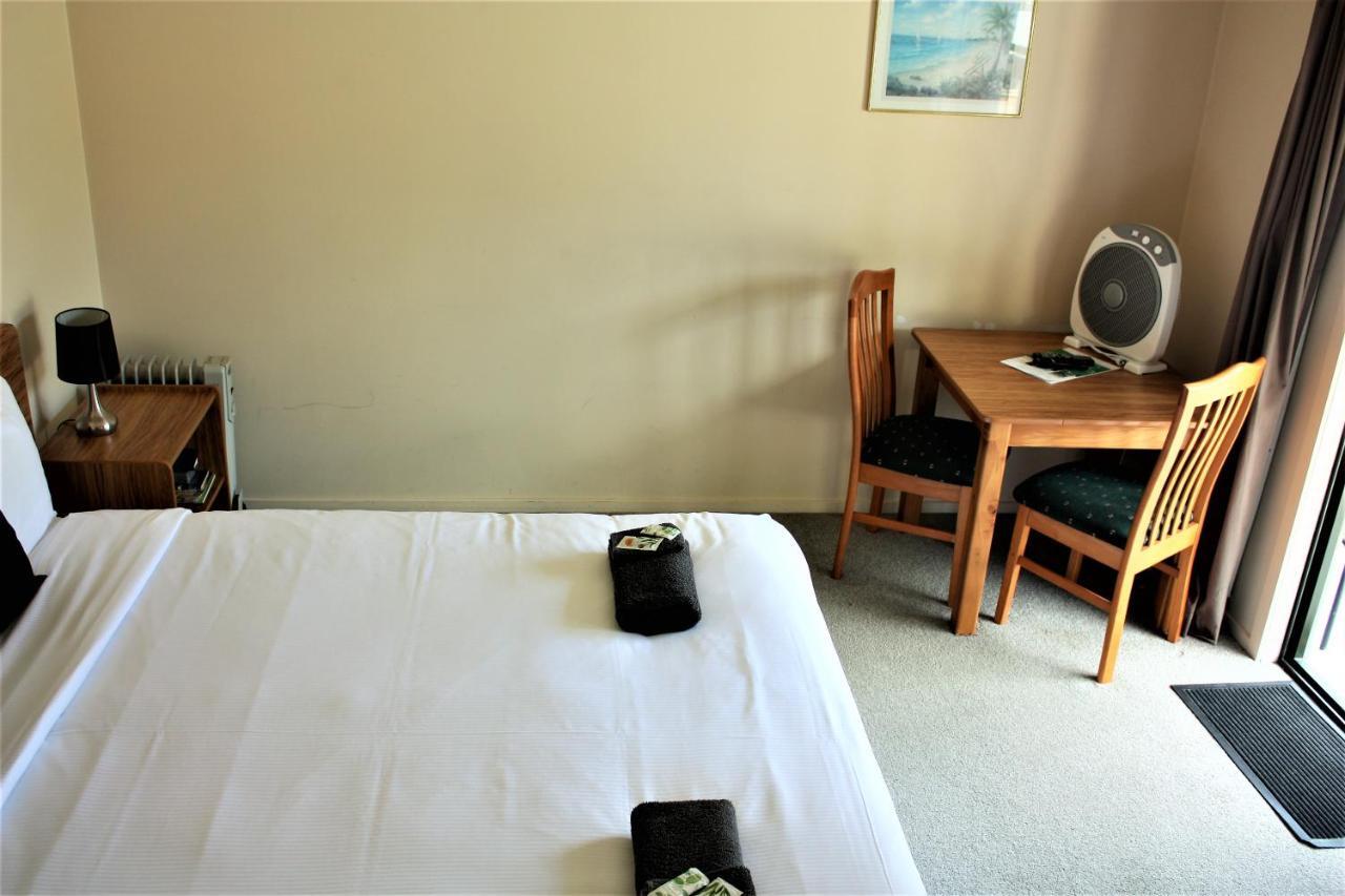 Owen River Tavern & Motels エクステリア 写真