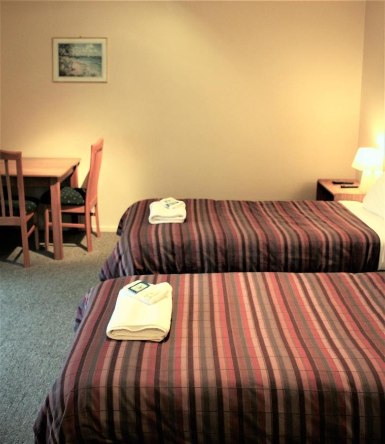 Owen River Tavern & Motels エクステリア 写真